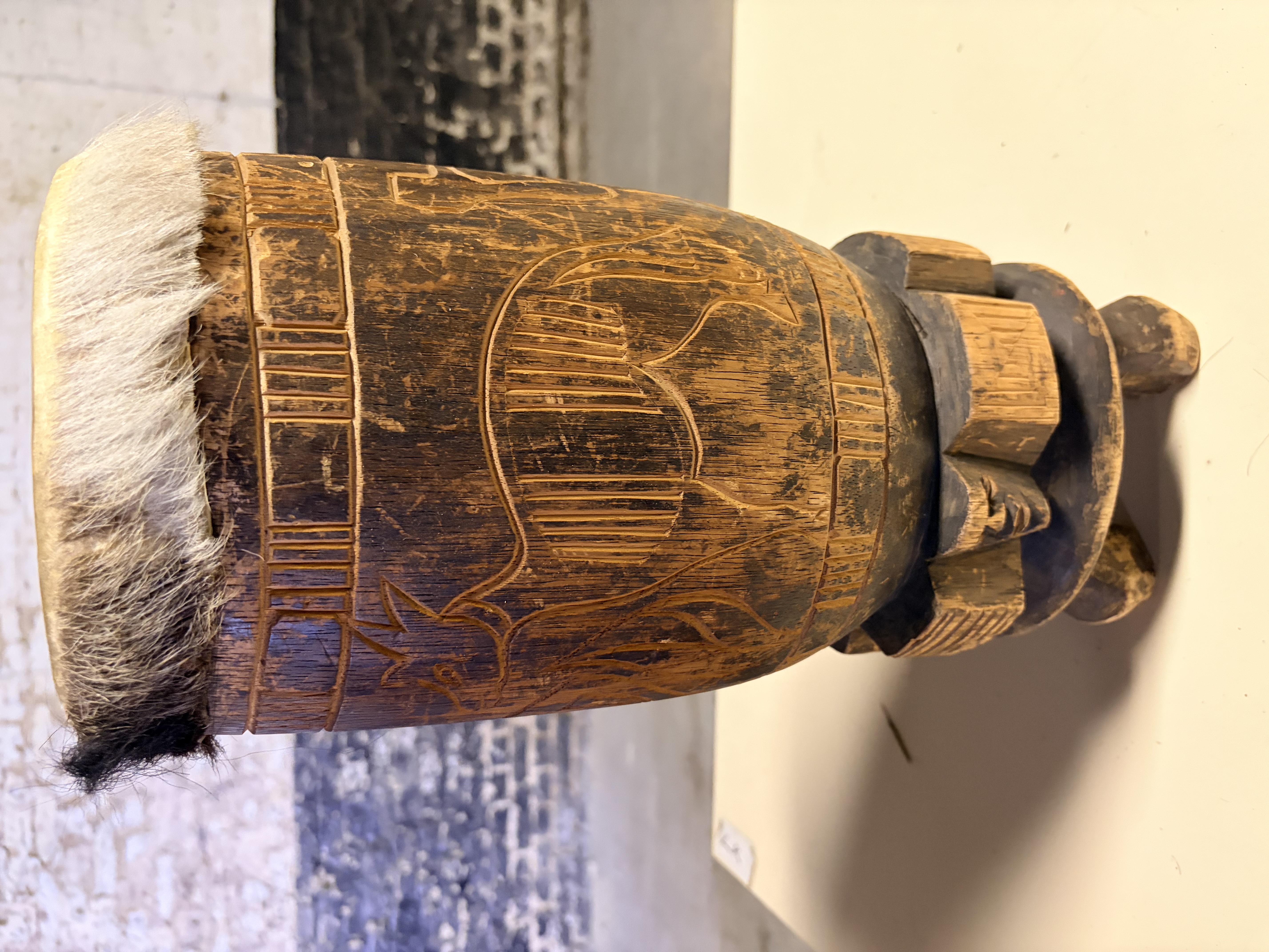 Ancien gobelet en bois sculpté avec support