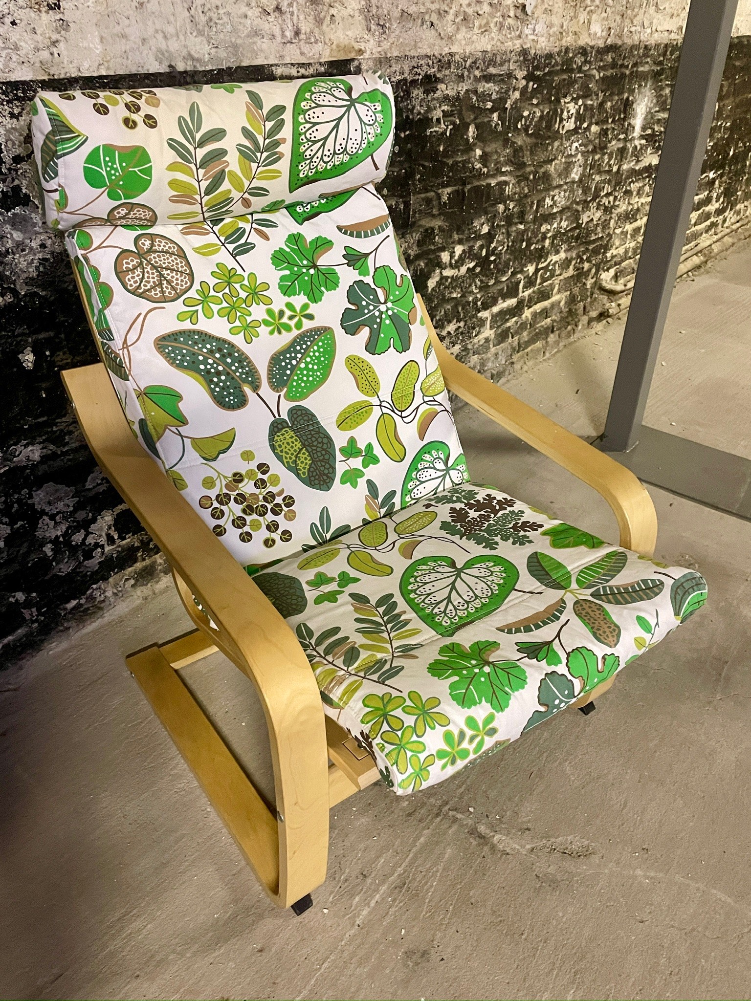 Fauteuil IKEA Poäng avec coussin motif feuillage vert